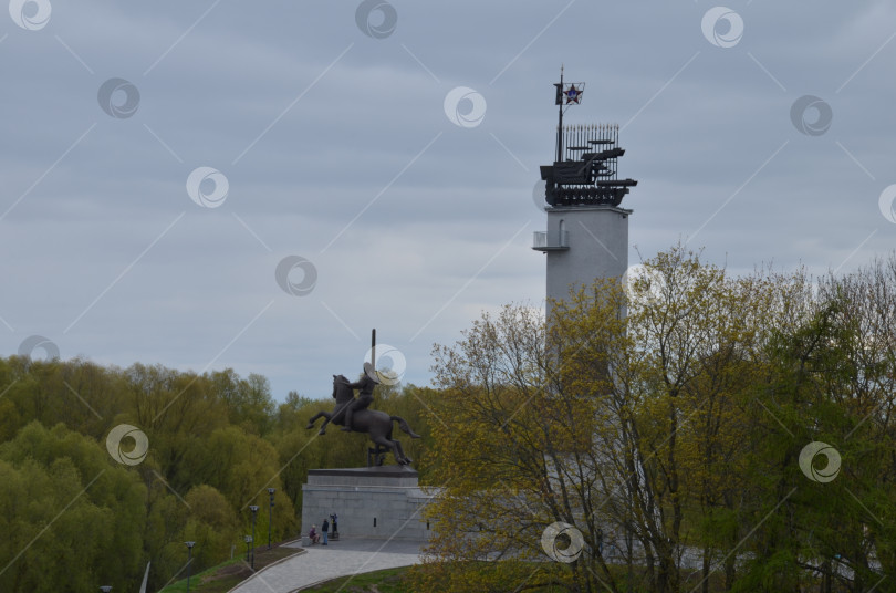 Скачать Великий Новгород, Россия - 05.11.2024: Монумент Победы в Великом Новгороде на Екатерининской горке у стен Новгородского кремля фотосток Ozero