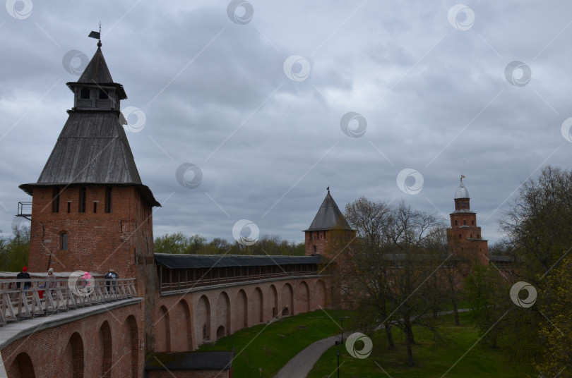 Скачать Великий Новгород, Россия - 05.11.2024: Крепостные стены Кремля Великого Новгорода, Спасская башня, Княжая башня и Башня Кокуй фотосток Ozero