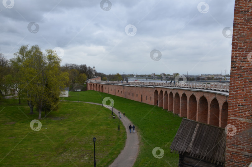 Скачать Великий Новгород, Россия - 05.11.2024: Крепостные стены и территория Кремля Великого Новгорода фотосток Ozero