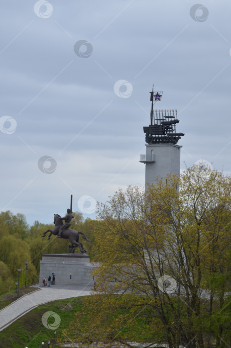 Скачать Великий Новгород, Россия - 05.11.2024: Монумент Победы в Великом Новгороде на Екатерининской горке у стен Новгородского кремля фотосток Ozero