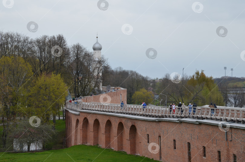 Скачать Великий Новгород, Россия - 05.11.2024: Крепостные стены Кремля Великого Новгорода фотосток Ozero