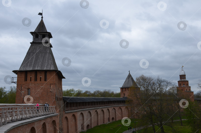 Скачать Великий Новгород, Россия - 05.11.2024: Крепостные стены Кремля Великого Новгорода, Спасская башня, Княжая башня и Башня Кокуй фотосток Ozero