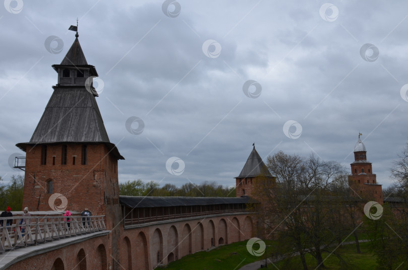 Скачать Великий Новгород, Россия - 05.11.2024: Крепостные стены Кремля Великого Новгорода, Спасская башня, Княжая башня и Башня Кокуй фотосток Ozero