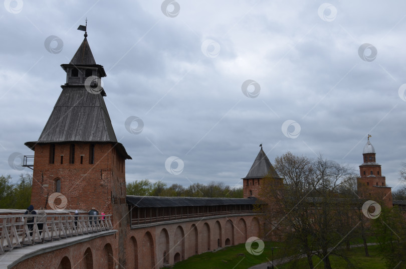 Скачать Великий Новгород, Россия - 05.11.2024: Крепостные стены Кремля Великого Новгорода, Спасская башня, Княжая башня и Башня Кокуй фотосток Ozero