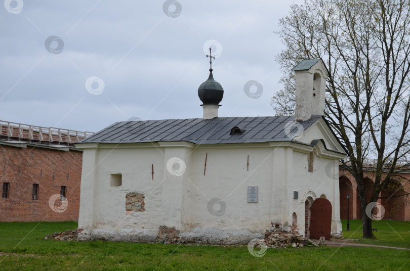 Скачать Великий Новый город, Россия - 05.11.2024: Александр Андрейский Стратилат — государственный деятель XV—XVII веков в Великом Новом городе, разделенный в юго-восточной части новгородского Кремля фотосток Ozero