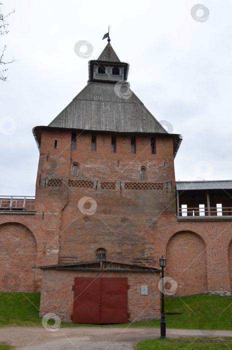 Скачать Великий Новгород, Россия - 05.11.2024: Спасская башня и Крепостные стены Кремля Великого Новгорода фотосток Ozero