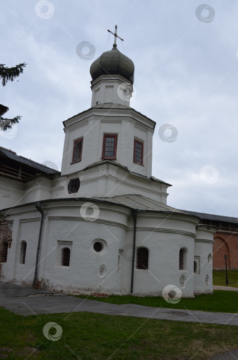 Скачать Великий Новгород, Россия - 05.11.2024: Екатеринбургский собор Святой Богородицы – правительственный собор XV века в Кремле Великого Новгорода и Покровской бани фотосток Ozero