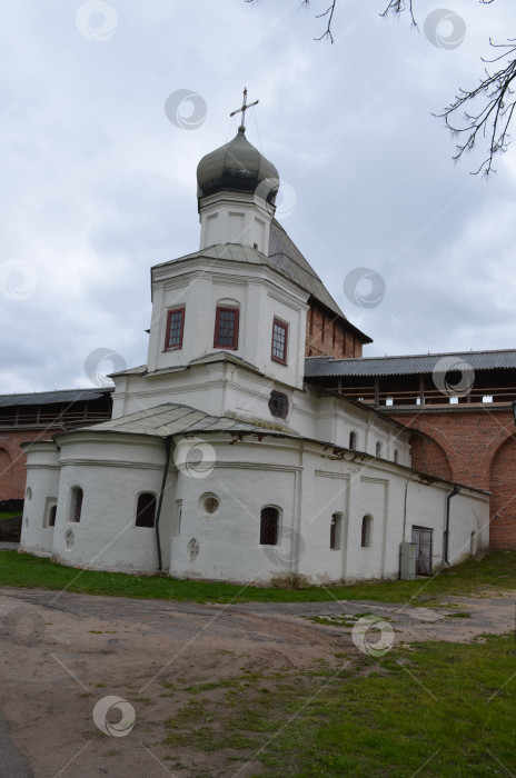 Скачать Великий Новгород, Россия - 05.11.2024: Екатеринбургский собор Святой Богородицы – правительственный собор XV века в Кремле Великого Новгорода и Покровской бани фотосток Ozero