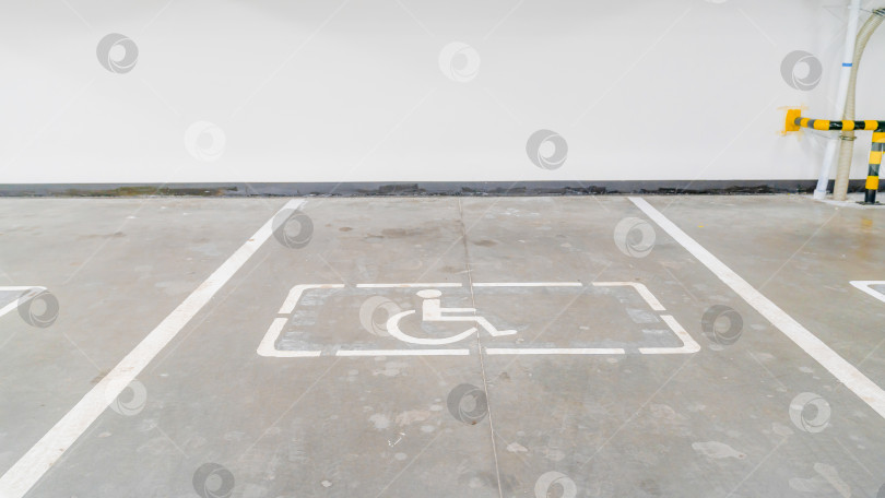 Скачать места для людей с ограниченными физическими возможностями на подземной парковке, фокус на размытом переднем плане фотосток Ozero