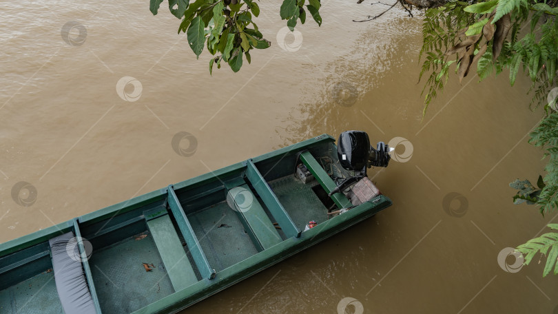 Скачать Деревянная лодка на спокойной реке. фотосток Ozero