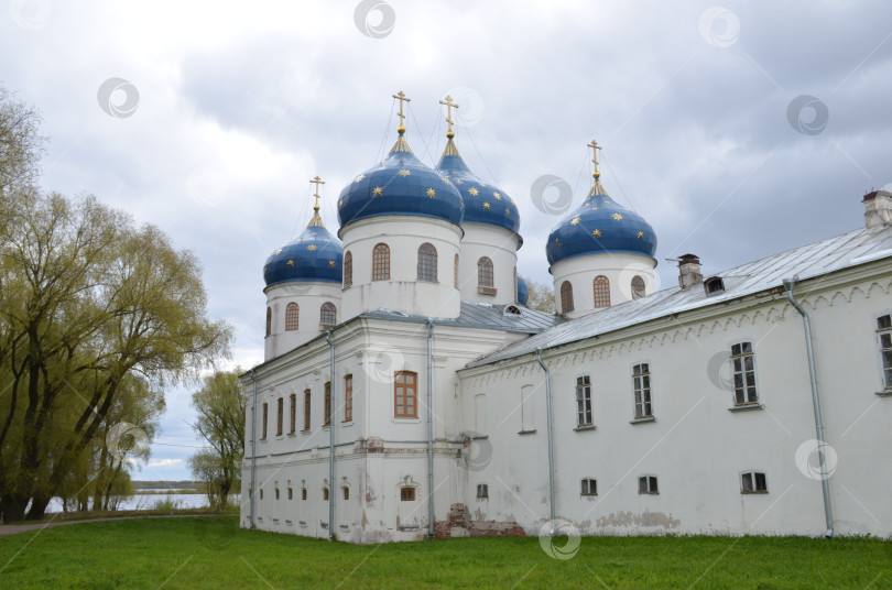 Скачать Великий Новгород, Россия - 05.12.2024: Крестовоздвиженский собор в Великом Новгороде – правительственный форум XIX века фотосток Ozero