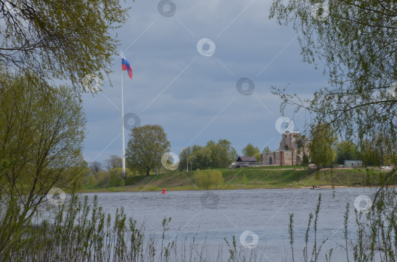 Скачать Церковь Благовещения Пресвятой Богородицы на Рюриковом Городище в Великом Новгороде – руины храма XIV века в состоянии консервации. Рюриково городище – археологический памятник IX века при истоке реки Волхов из озера Ильмень фотосток Ozero