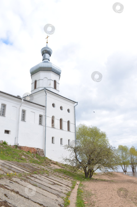 Скачать Великий Новгород, Россия - 05.12.2024: Церковь Архангела Михаила (Михайловская башня) в Великом Новгороде Юрьева монастыря – православный однокупольный храм постройки XVII-середина XIX (18-19) века фотосток Ozero