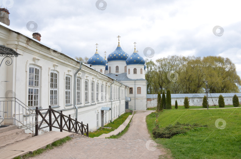 Скачать Великий Новгород, Россия - 05.12.2024: Крестовоздвиженский собор в Великом Новгороде – правительственный форум XIX века в России Создание Частного и Творческого Музея Государства со знакомыми куполами и золот-мыми вселенскими звездами на земле, строителями и территориями магистр фотосток Ozero