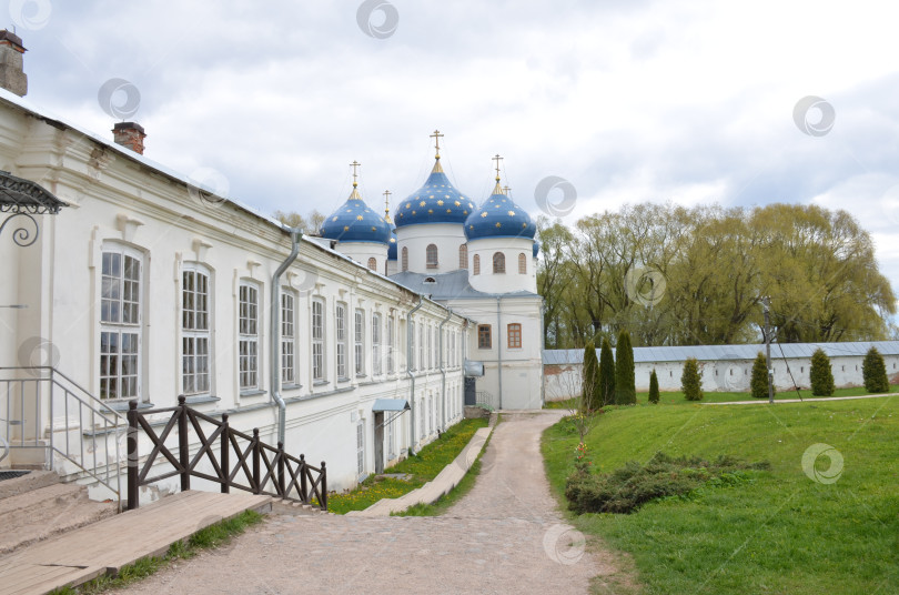 Скачать Великий Новгород, Россия - 05.12.2024: Крестовоздвиженский собор в Великом Новгороде – правительственный форум XIX века в России Создание Частного и Творческого Музея Государства со знакомыми куполами и золот-мыми вселенскими звездами на земле, строителями и территориями магистр фотосток Ozero