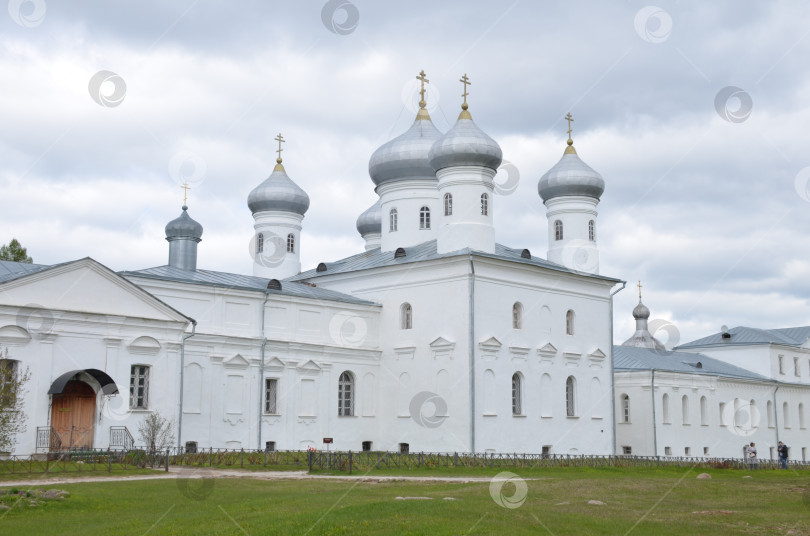 Скачать Великий Новгород, Россия - 05.12.2024: Спасский собор (Свято-Успенский собор) русского монарха в Великом Новгороде – правительственном дворце XIX века фотосток Ozero