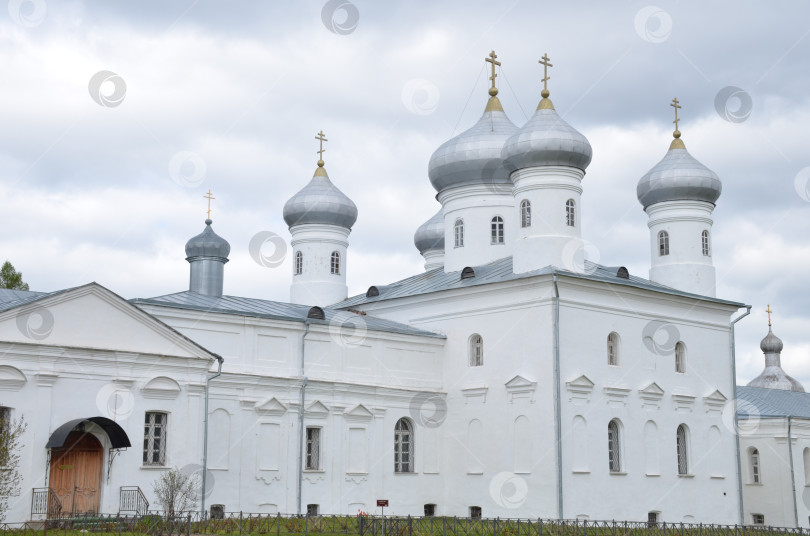 Скачать Великий Новгород, Россия - 05.12.2024: Спасский собор (Свято-Успенский собор) русского монарха в Великом Новгороде – правительственном дворце XIX века фотосток Ozero