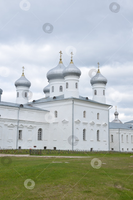 Скачать Великий Новгород, Россия - 05.12.2024: Спасский собор (Свято-Успенский собор) русского монарха в Великом Новгороде – правительственном дворце XIX века фотосток Ozero