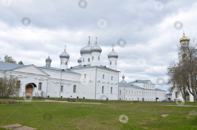 Скачать Великий Новгород, Россия - 05.12.2024: Спасский собор (Свято-Успенский собор) русского монарха в Великом Новгороде – правительственном дворце XIX века, Аудитория и территорирование аудитории фотосток Ozero