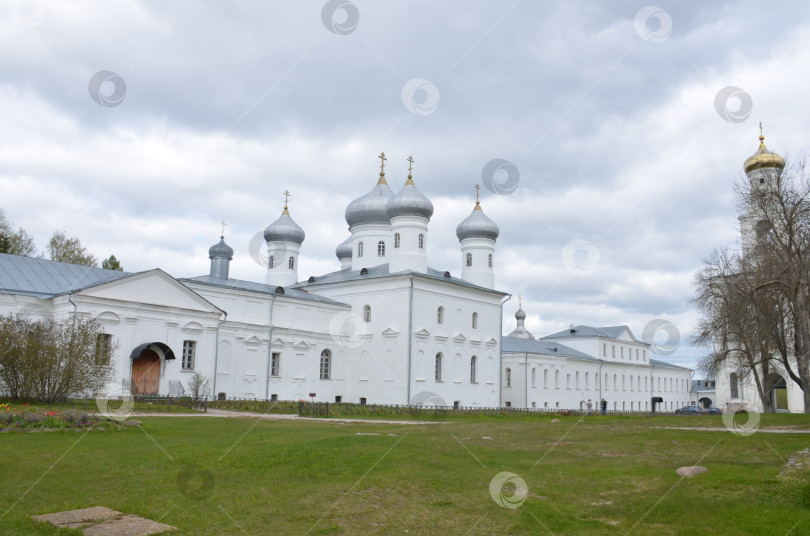 Скачать Великий Новгород, Россия - 05.12.2024: Спасский собор (Свято-Успенский собор) русского монарха в Великом Новгороде – правительственном дворце XIX века, Аудитория и территорирование аудитории фотосток Ozero