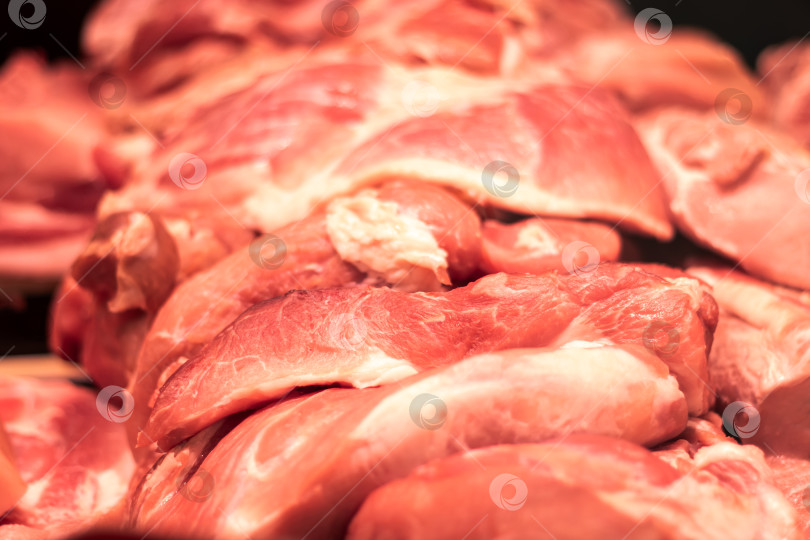 Скачать Продукт животного происхождения, сырое мясо, свинина или говядина, подается на стол фотосток Ozero