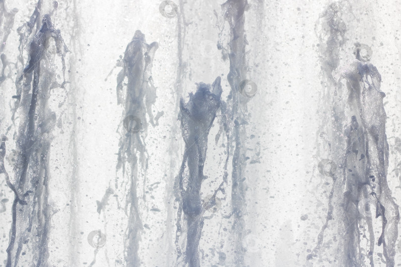 Скачать Фонтан с водой, разбрызгивающий жидкость на фоне ярко-голубого неба фотосток Ozero
