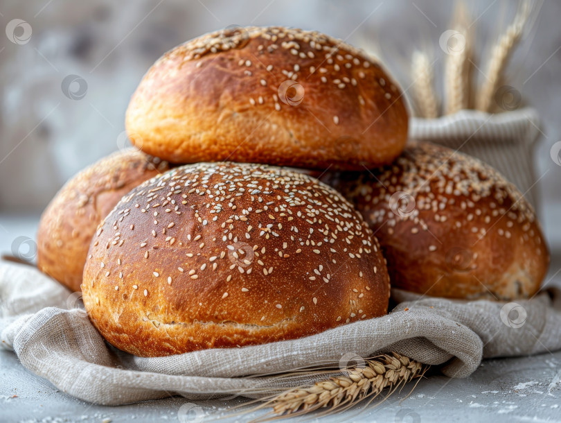 Скачать Три буханки хлеба, посыпанные кунжутом, разложите на деревянной разделочной доске фотосток Ozero