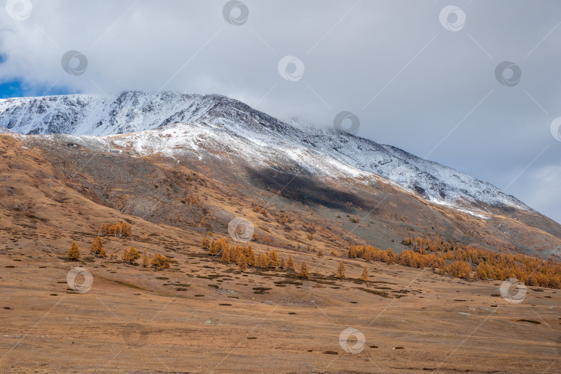 Скачать Снежные облака плывут над осенней лесистой горной долиной фотосток Ozero