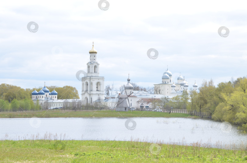 Скачать Великий Новгород, Россия - 05.12.2024: Юрьев монастырь (Свято-Юрьев, Юрьев-Георгиевский мужской монастырь) в Великом Новгороде – один из древнейших монастырей России фотосток Ozero