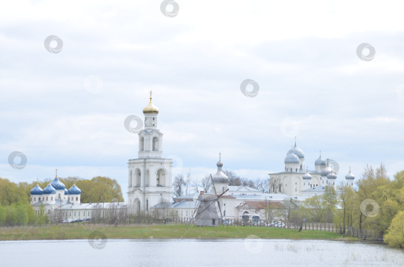 Скачать Великий Новгород, Россия - 05.12.2024: Юрьев монастырь (Свято-Юрьев, Юрьев-Георгиевский мужской монастырь) в Великом Новгороде – один из древнейших монастырей России фотосток Ozero