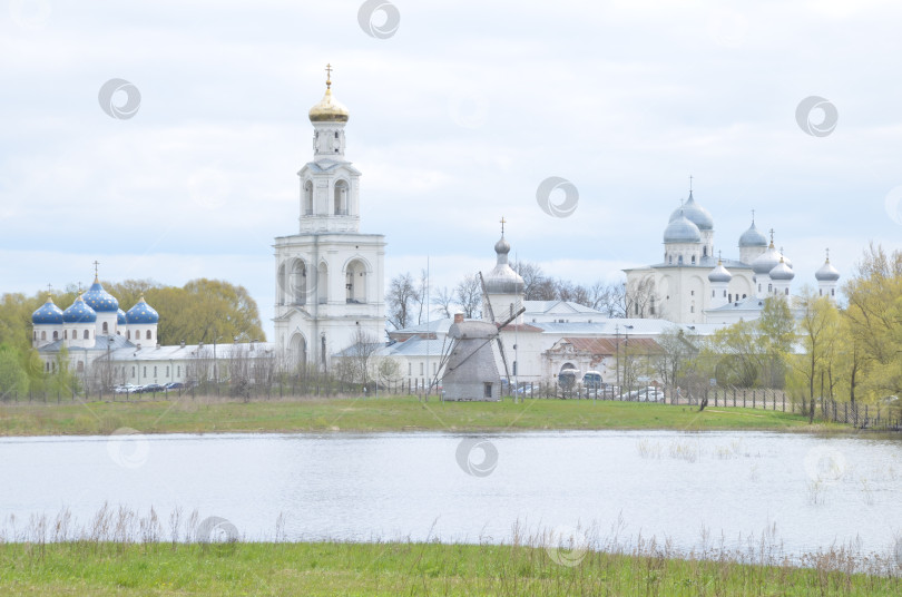 Скачать Великий Новгород, Россия - 05.12.2024: Юрьев монастырь (Свято-Юрьев, Юрьев-Георгиевский мужской монастырь) в Великом Новгороде – один из древнейших монастырей России фотосток Ozero