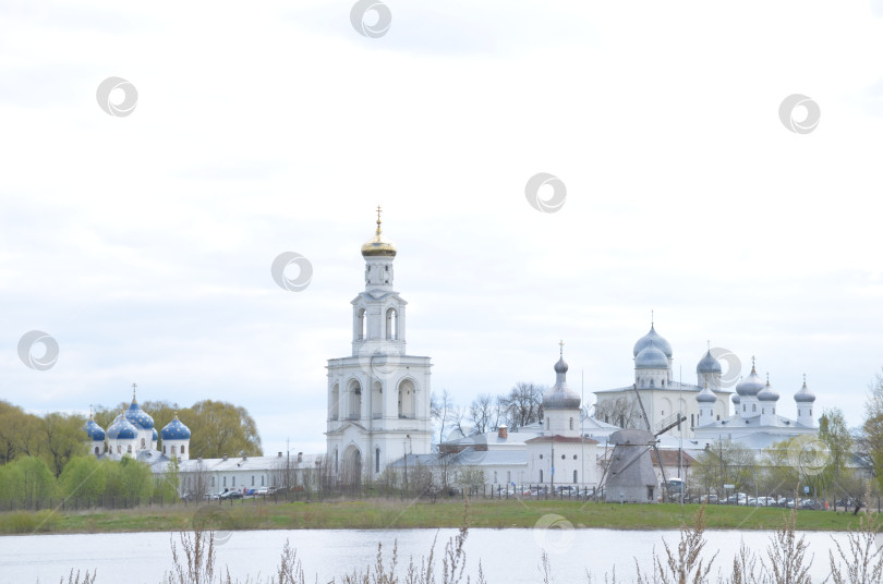 Скачать Великий Новгород, Россия - 05.12.2024: Юрьев монастырь (Свято-Юрьев, Юрьев-Георгиевский мужской монастырь) в Великом Новгороде – один из древнейших монастырей России фотосток Ozero