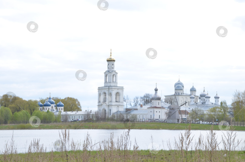 Скачать Великий Новгород, Россия - 05.12.2024: Юрьев монастырь (Свято-Юрьев, Юрьев-Георгиевский мужской монастырь) в Великом Новгороде – один из древнейших монастырей России фотосток Ozero