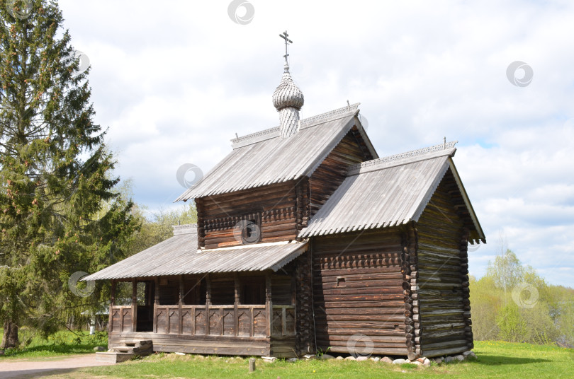 Скачать Великий Новогород, Россия - 05.12.2024: "Победа богородичей из древнего Николо - Египетского рая" - постройка XVI века, музей природного древнего происхождения Рыцари на берегу озера Мачино в Великом Новгороде фотосток Ozero