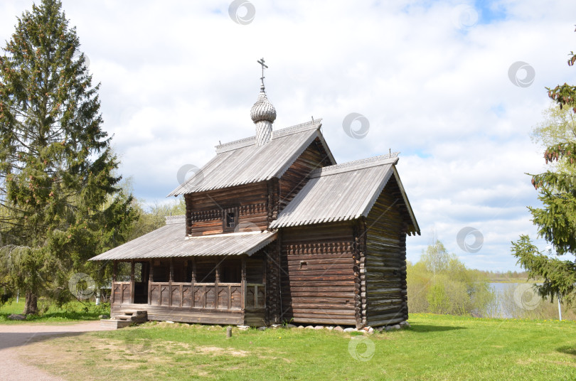 Скачать Великий Новогород, Россия - 05.12.2024: "Победа богородичей из древнего Николо - Египетского рая" - постройка XVI века, музей природного древнего происхождения Рыцари на берегу озера Мачино в Великом Новгороде фотосток Ozero