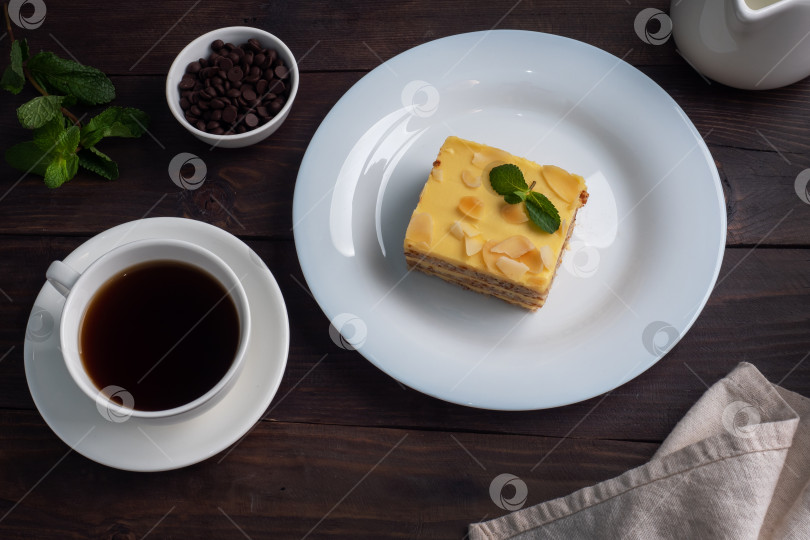 Скачать Банановый бисквит с орехами и мятой. Вкусный сладкий десерт к чаю на фоне темного дерева. фотосток Ozero