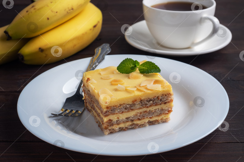 Скачать Банановый бисквит с орехами и мятой. Вкусный сладкий десерт к чаю на фоне темного дерева. фотосток Ozero