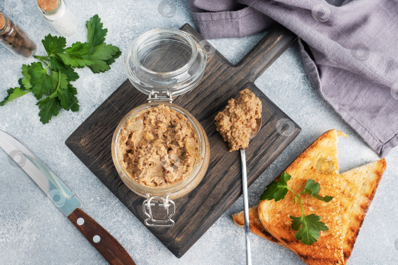 Скачать Домашний паштет из куриной печени в стеклянной банке на сером бетонном столе. фотосток Ozero