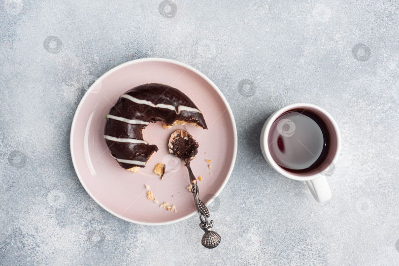 Скачать Пончик в глазури и чашка кофе на столе. стол из серого бетона, копия space. фотосток Ozero