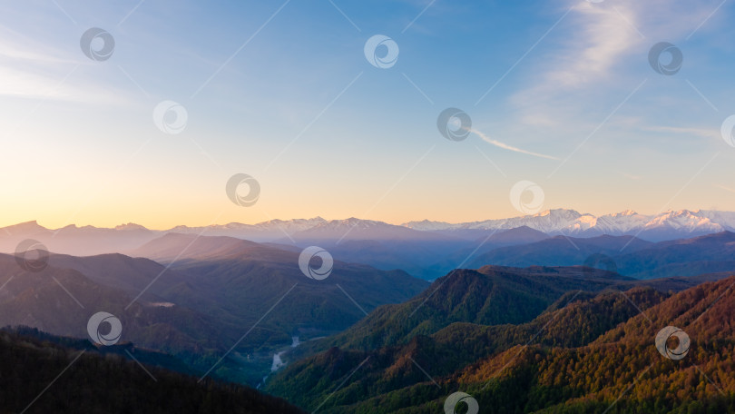 Скачать Лучи утреннего солнца освещают горы фотосток Ozero