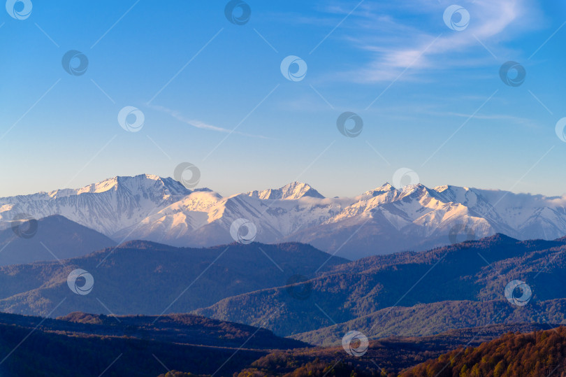 Скачать Заснеженные горы Северного Кавказа на рассвете фотосток Ozero
