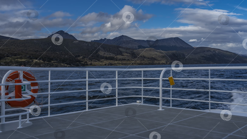Скачать Палуба на корме корабля огорожена белыми металлическими перилами. фотосток Ozero