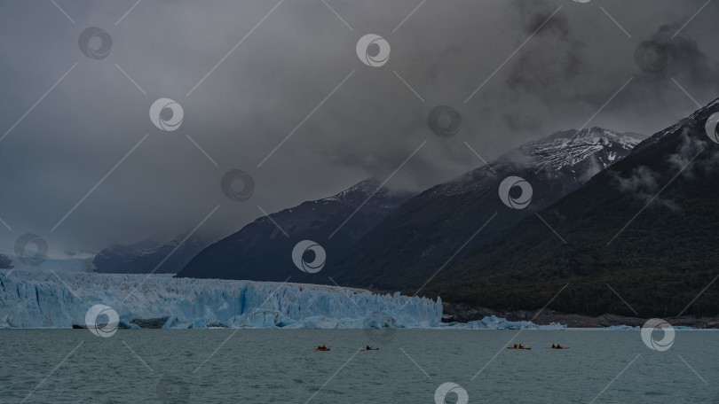 Скачать Стена из голубого льда в бирюзовом ледниковом озере. фотосток Ozero