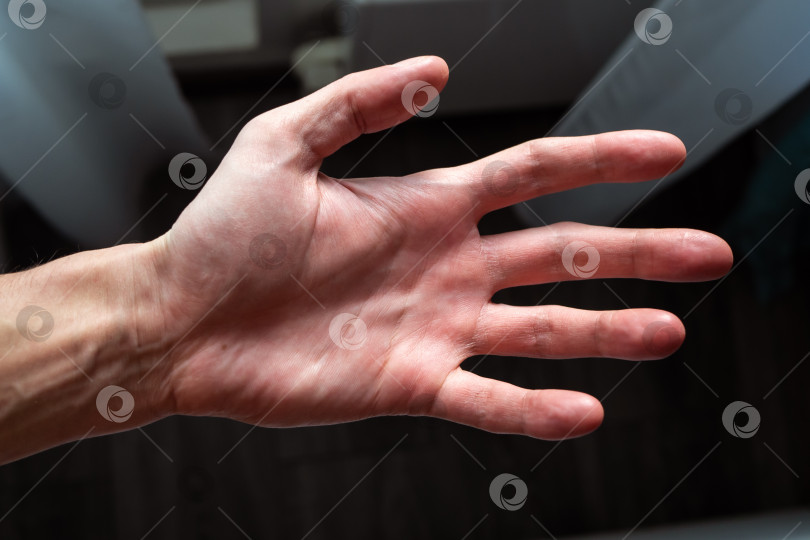 Скачать Крупный план Человеческой руки На Сером фоне фотосток Ozero