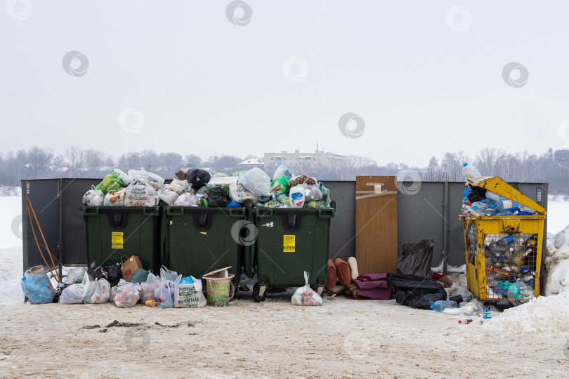 Скачать Нижний Новгород, Россия - 24 января 2022 года: переполненный мусорный бак на придомовой территории в разгар коронавирусной инфекции. фотосток Ozero