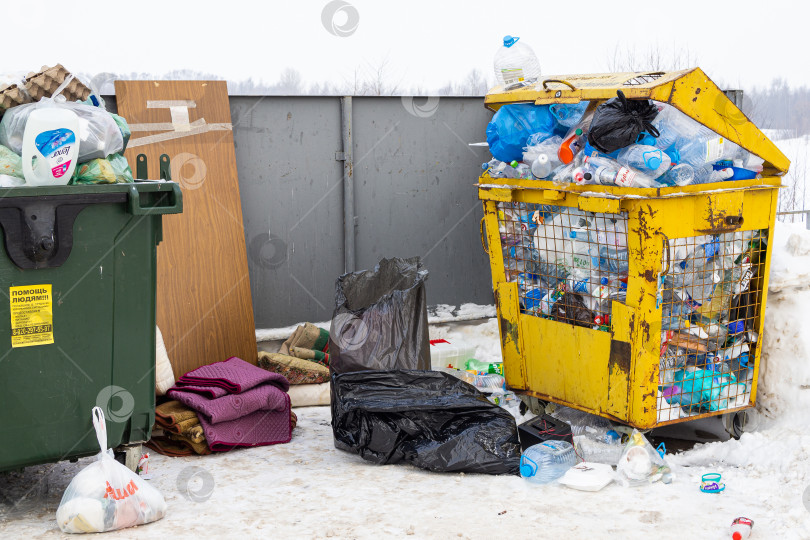 Скачать Нижний Новгород, Россия - 24 января 2022 года: переполненный мусорный бак на придомовой территории в разгар коронавирусной инфекции. фотосток Ozero