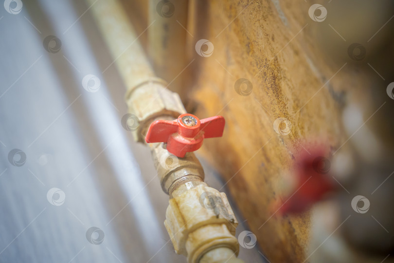Скачать старый водопроводный кран крупным планом фотосток Ozero
