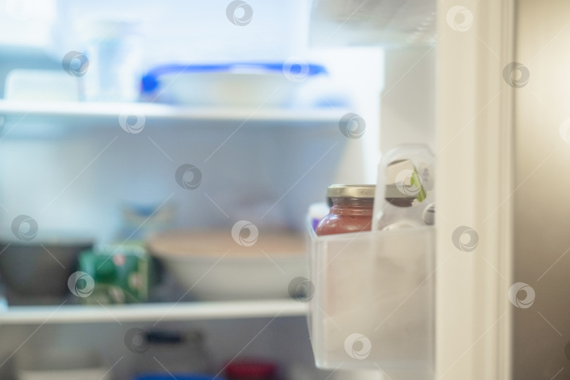 Скачать открытая дверца холодильника, размытый фон продуктов фотосток Ozero