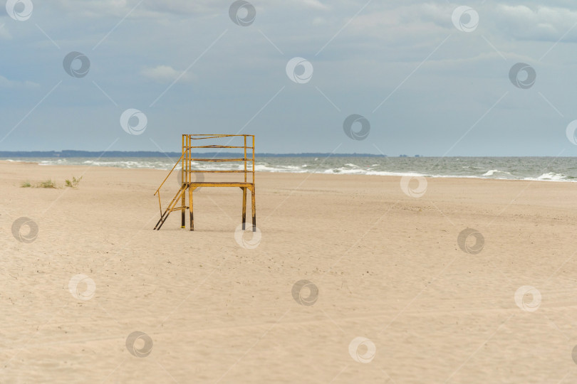 Скачать песчаный осенний пляж, волны на море и облака на заднем плане фотосток Ozero