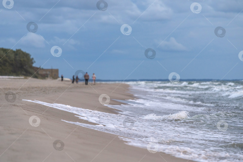 Скачать песчаный осенний пляж, волны на море и облака на заднем плане фотосток Ozero